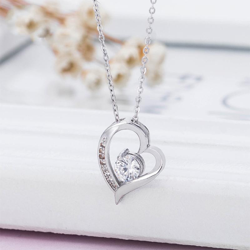 "Elegant silver hjärta halsband för damer med glittrande zirkon samt tidlös design, perfekt som romantisk gåva."