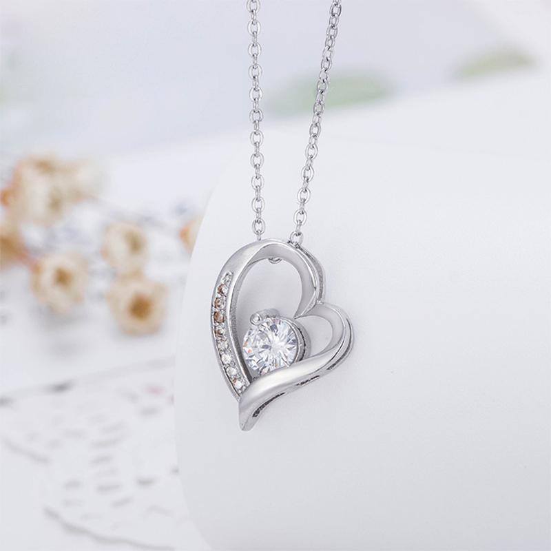 "Elegant silver hjärta halsband för damer med glittrande zirkon samt tidlös design, perfekt som romantisk gåva."