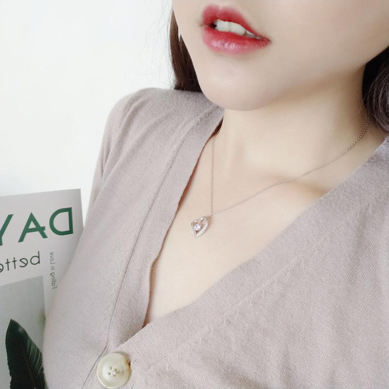 "Elegant silver hjärta halsband för damer med glittrande zirkon samt tidlös design, perfekt som romantisk gåva."