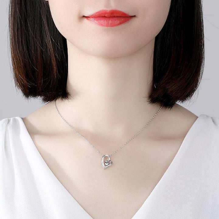 "Elegant silver hjärta halsband för damer med glittrande zirkon samt tidlös design, perfekt som romantisk gåva."