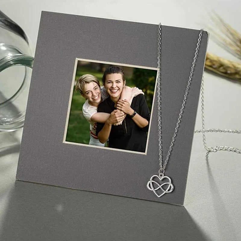 "Elegant silver oändlighetshjärta halsband för kvinnor med österrikiska zirkoner, dubbel infinity design, stilfullt smycke."