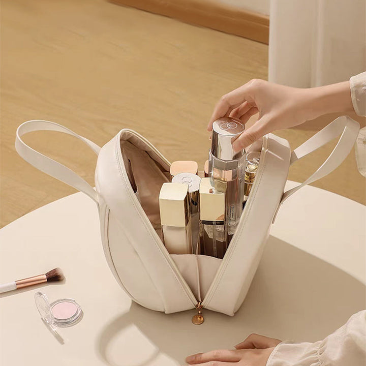 "Elegant skalformad dam kosmetikväska i PU-läder med flera lager, brun färg, optimal förvaring för resor och vardag."