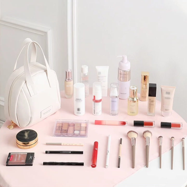 "Elegant skalformad dam kosmetikväska i PU-läder med flera lager, brun färg, optimal förvaring för resor och vardag."