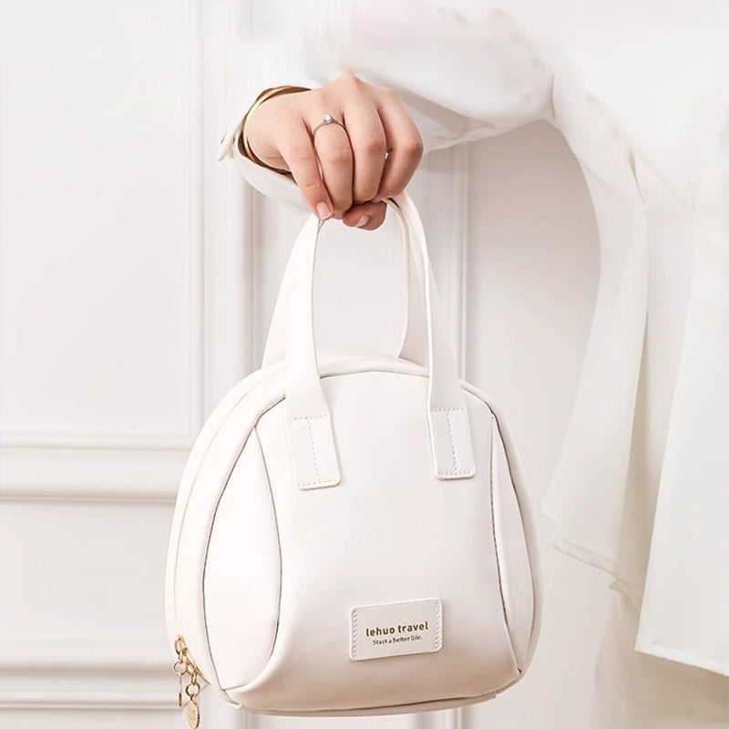 "Elegant skalformad dam kosmetikväska i PU-läder med flera lager, brun färg, optimal förvaring för resor och vardag."