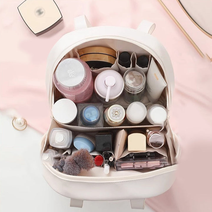 "Elegant skalformad dam kosmetikväska i PU-läder med flera lager, brun färg, optimal förvaring för resor och vardag."