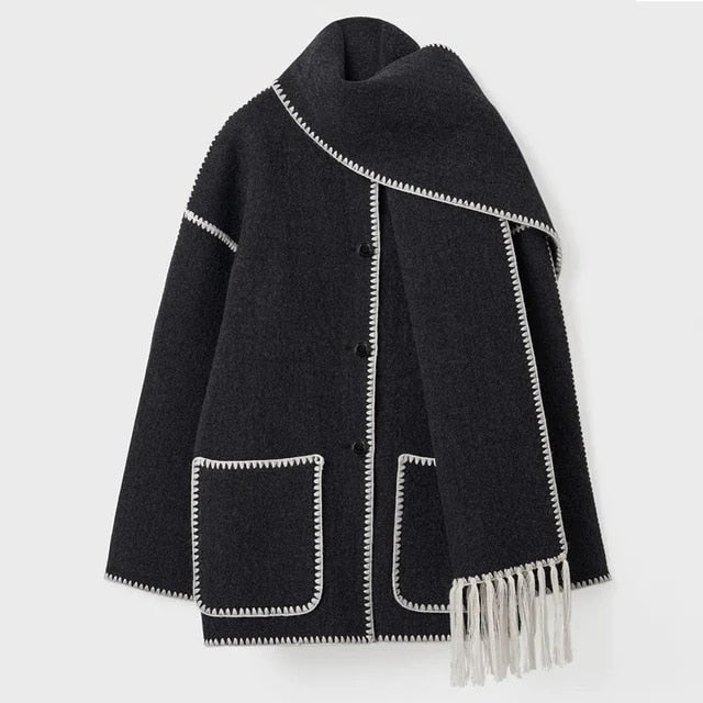Närbild på en beige damjacka i skandinavisk design, idealisk som ytterplagg.