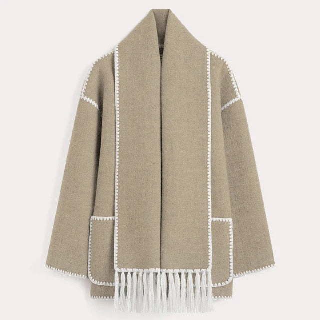 Modell som visar upp en trendig skandinavisk vårjacka för kvinnor, elegant och bekväm.