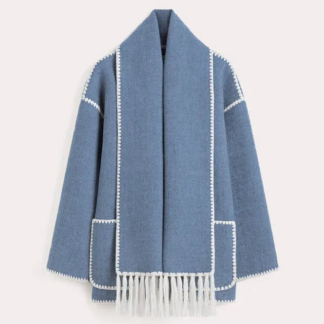 Produktfotografi av en grå damjacka, skandinavisk design, funktionell vår/höstjacka.