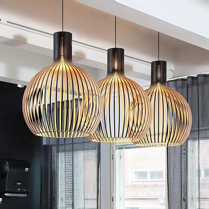 Elegant skandinavisk hänglampa i trä med justerbar design. Perfekt taklampa för vardagsrum och sovrum.