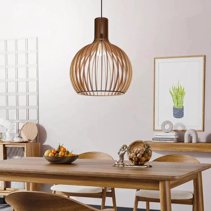 Modern trä hänglampa i dansk stil med E27-sockel. Idealisk belysning för kök och matplats.