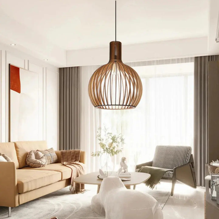 Justerbar taklampa i trä med skandinavisk design, ger varm belysning. Passar modern inredning i hemmet.