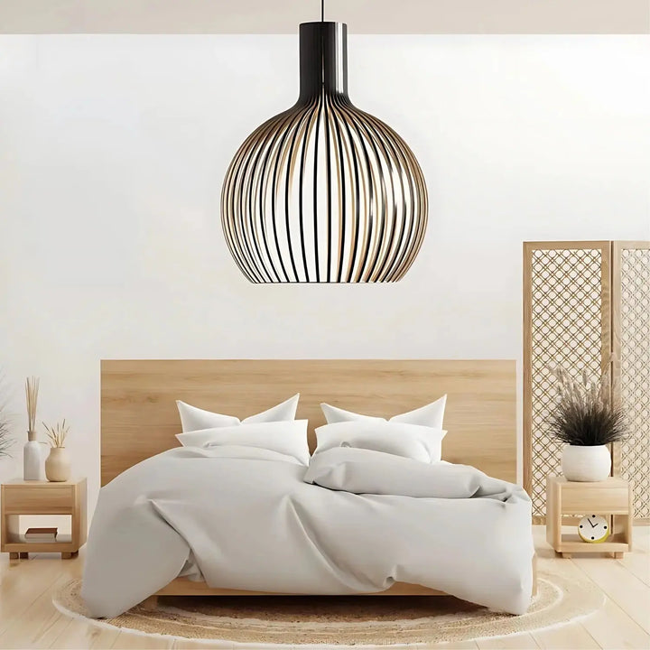 Hänglampa i elegant trädesign, justerbar höjd. Perfekt som fokuspunkt i vardagsrummet eller sovrummet.