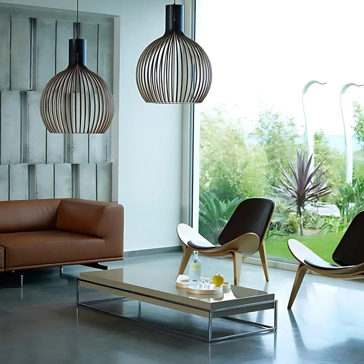 Minimalistisk hänglampa i trä, inspirerad av skandinavisk design. Skapar stämningsfull belysning.
