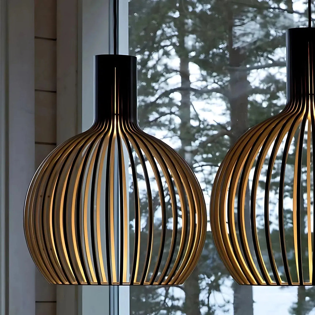 Skandinavisk taklampa med justerbar E27-sockel i elegant trädesign. Modern belysning för ditt hem.