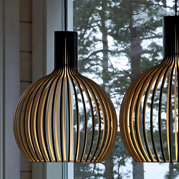 Skandinavisk taklampa med justerbar E27-sockel i elegant trädesign. Modern belysning för ditt hem.