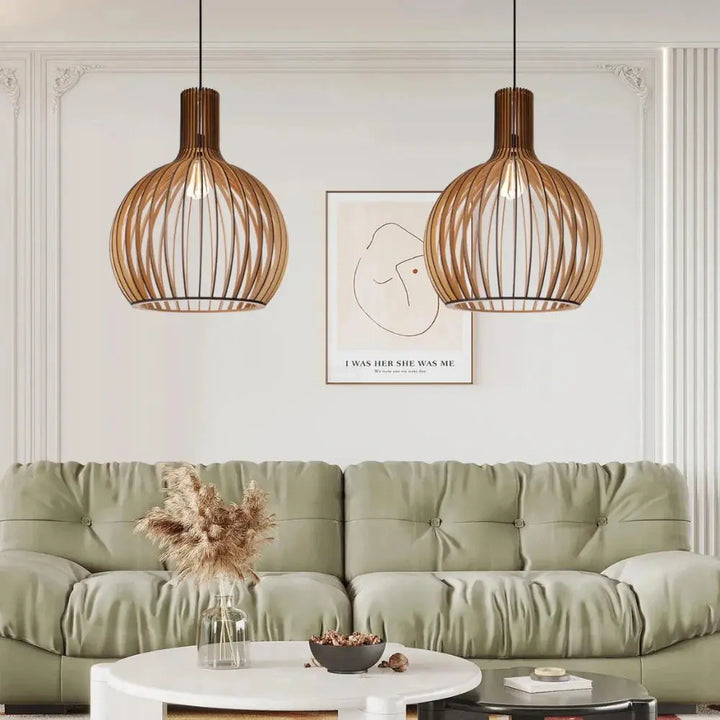 Justerbar hänglampa i trä, skandinavisk design. Ger effektiv belysning för kök, vardagsrum och sovrum.