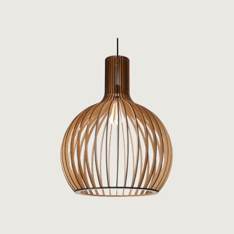 Taklampa i ljus trädesign, justerbar och elegant. Kompletterar skandinavisk och modern heminredning.