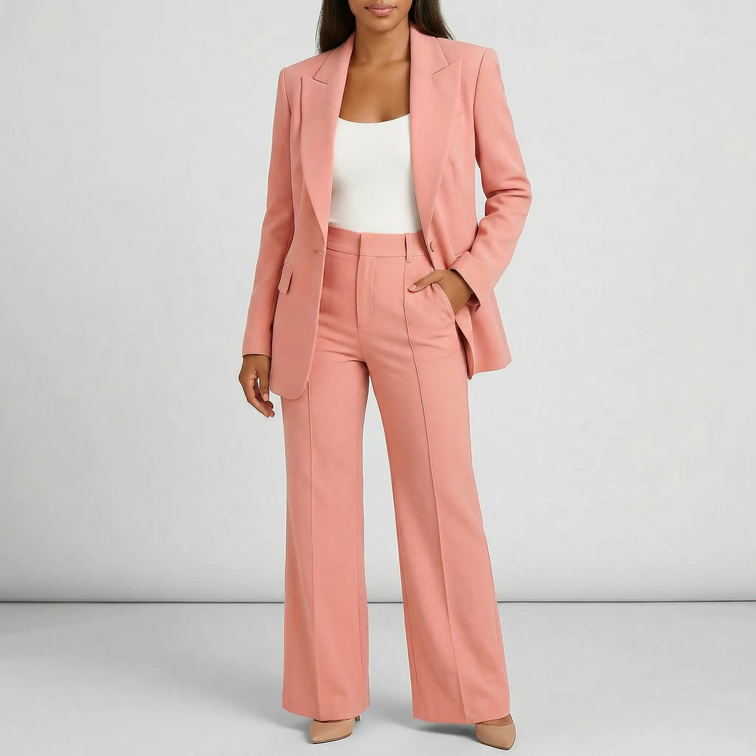 Modernt tvådelat kavajset för kvinnor med vidbensbyxor. Skräddarsytt för en elegant och sofistikerad vardagslook.