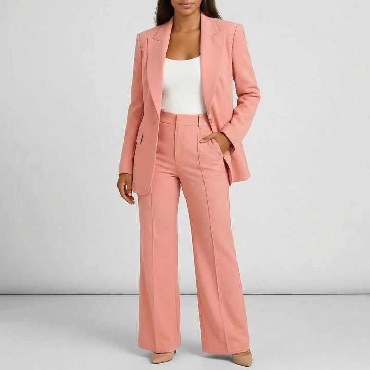 Modernt tvådelat kavajset för kvinnor med vidbensbyxor. Skräddarsytt för en elegant och sofistikerad vardagslook.