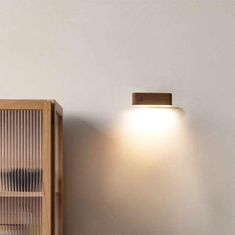 Elegant skrivbordslampa i massivt trä med magnetisk laddning. Perfekt belysning för hemmakontor.