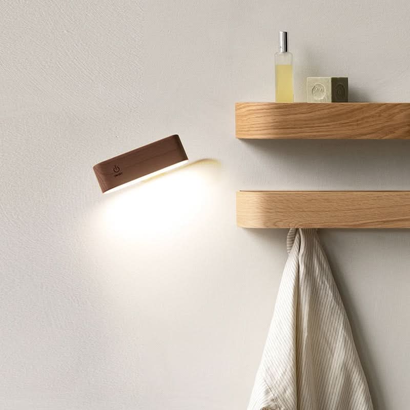 Modern trälampa med nordisk stil, borrfri design och 360 rotation. Idealisk för kontorsinredning.