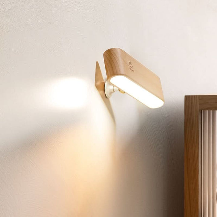 Stilren skrivbordslampa i nordisk design av massivt trä. Elegant inredning för moderna hem.