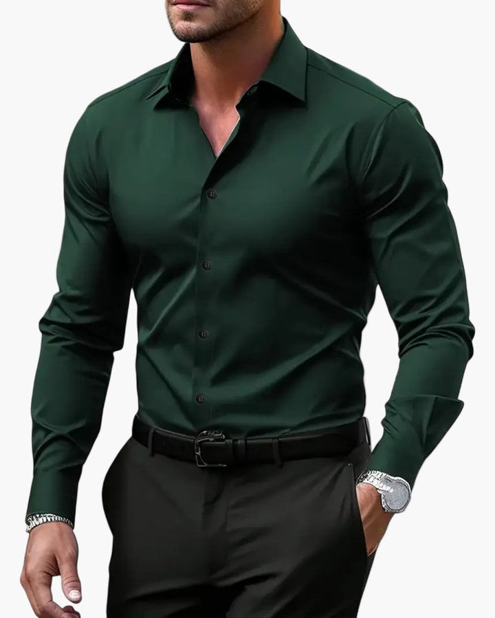 Modern slim fit herrskjorta med lång ärm, ger en skräddarsydd och elegant siluett för män.