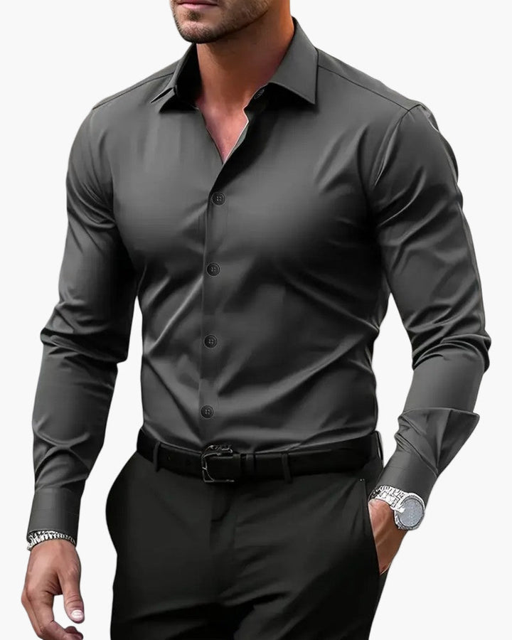 Detalj av elegant vit slim fit herrskjorta. Visar krage och manschett, idealisk för fest och business.