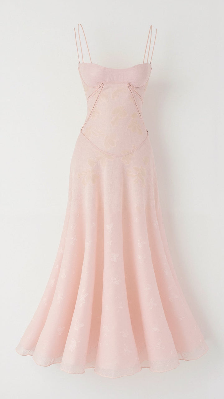 Zoom på midjan av elegant maxiklänning som framhäver feminina silhuetten med stil