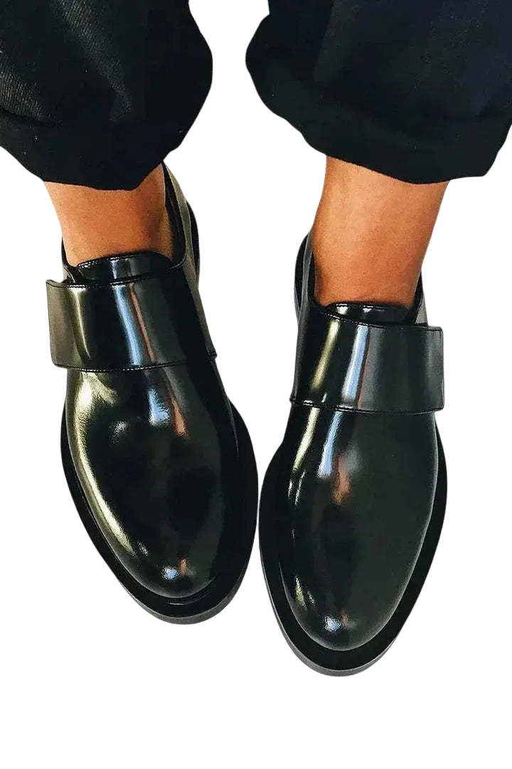 Elegant slip-on herrsko i brun mocka med vit sula, perfekt för vår och sommar, casual och bekväm.