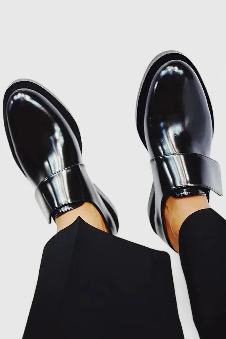Närbild på en grå slip-on herrsko i tyg, med vit sula. Bekväm och stilren för sommar och vår.