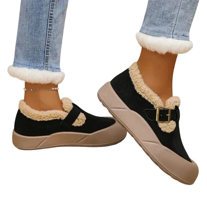 Elegant slip-on sko med spänne, perfekt för vår och sommarbruk, i en avslappnad men fashionabel stil för kvinnor.