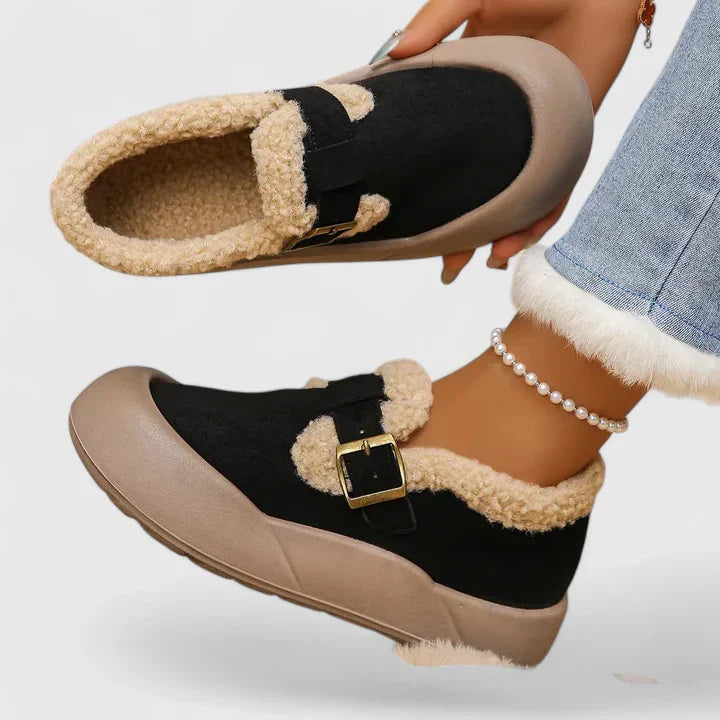 Bekväm dam slip-on med dekorativt spänne, idealisk för varma dagar och daglig användning som vår- eller sommarsko.