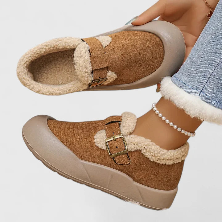 Närbild av spännesdetaljen på en stilren slip-on sko för damer, som visar kvalitet och modern design.