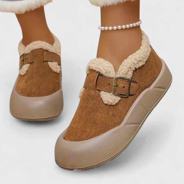 Vardaglig slip-on sko för kvinnor i ljus färg med spänne, perfekt för avslappnade outfits under våren och sommaren.