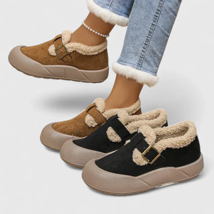 Par av fashionabla slip-ons med spännen, designade för damer som söker komfort och stil för vår- och sommarsäsongen.