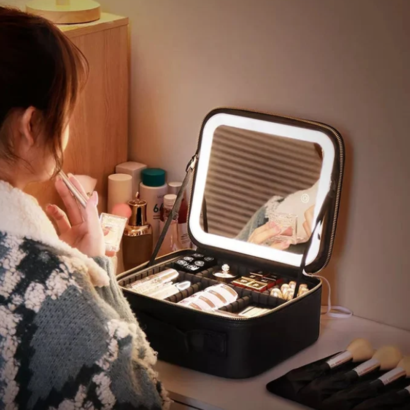 "Elegant sminkväska med LED-spegel, rosa, svart eller vit, PU-material, justerbara fack och borsthållare, perfekt för resa."