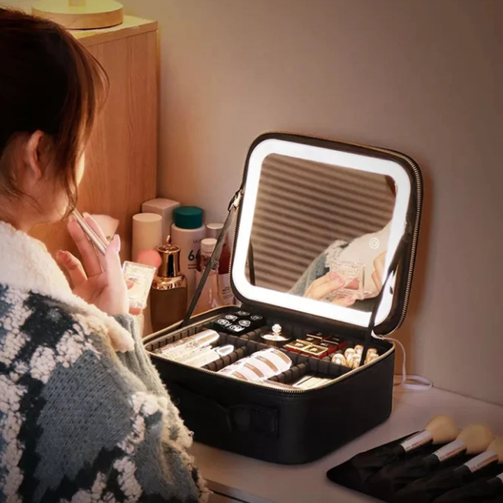 "Elegant sminkväska med LED-spegel, rosa, svart eller vit, PU-material, justerbara fack och borsthållare, perfekt för resa."