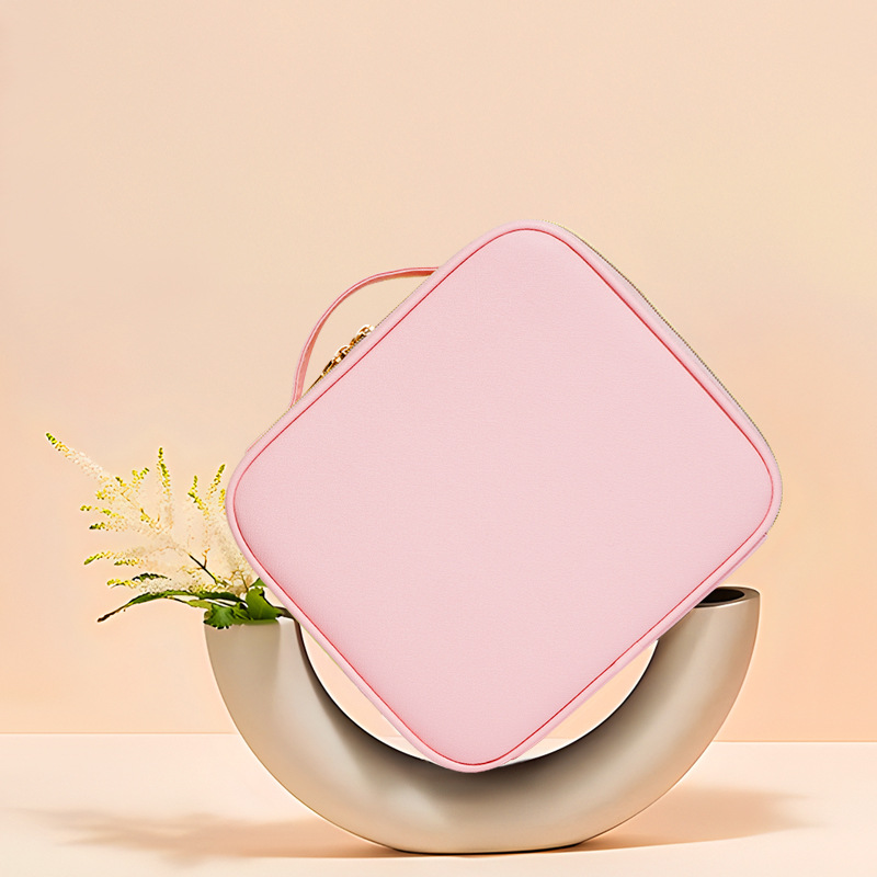"Elegant sminkväska med LED-spegel, rosa, svart eller vit, PU-material, justerbara fack och borsthållare, perfekt för resa."