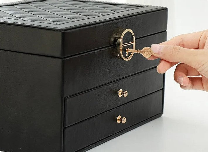 Multifunktionell smyckesorganiserare för både smycken och små accessoarer.