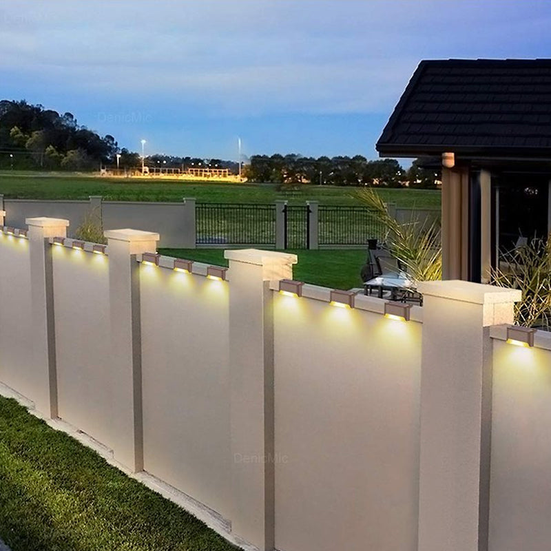 "Elegant solcellsdriven utomhusbelysning för trappor i trädgård, miljövänlig och stilren design, enkel installation."