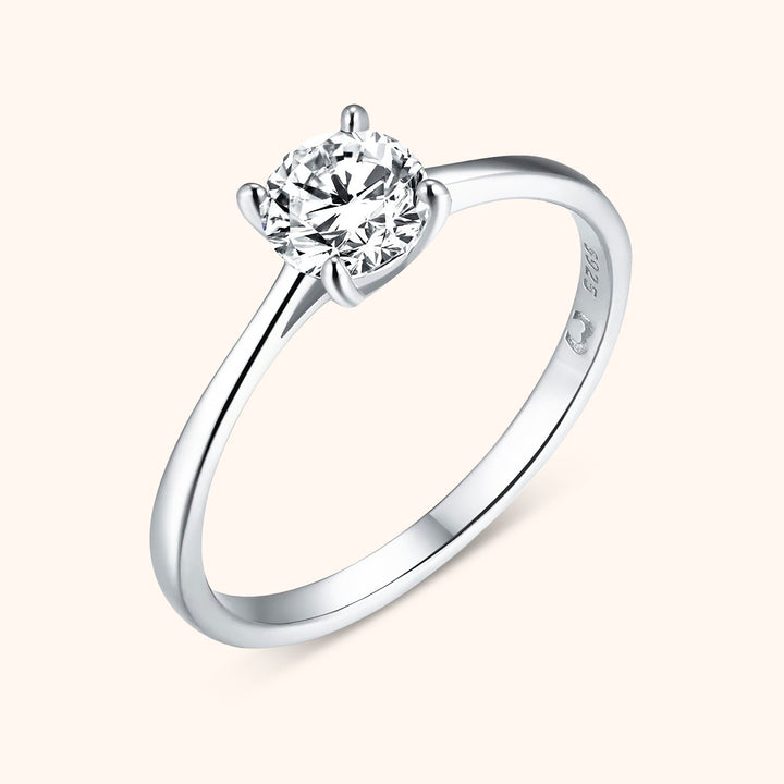 Elegant solitärring i silver med strålande zirkonia. Tidlös damring, ett perfekt silversmycke för kvinnor.