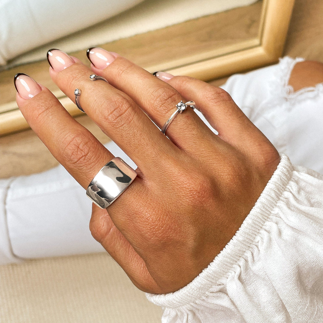 Guldpläterad damring med glittrande solitär zirkonia. Lyxigt smycke, en elegant kvinnoring som presenttips.