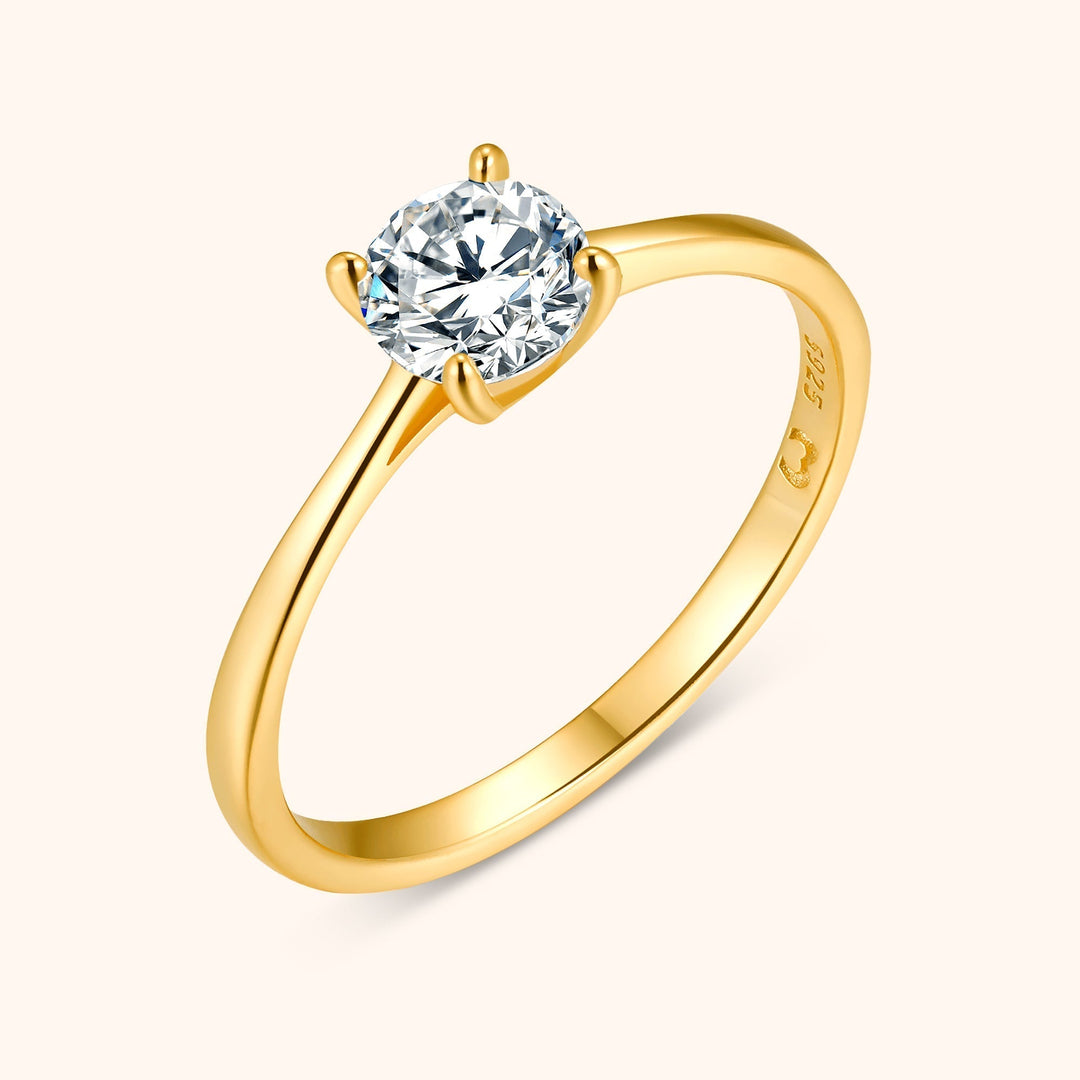 Klassisk solitär zirkonia ring för dam. Finns som silversmycke eller guldpläterad damring, tidlös design.