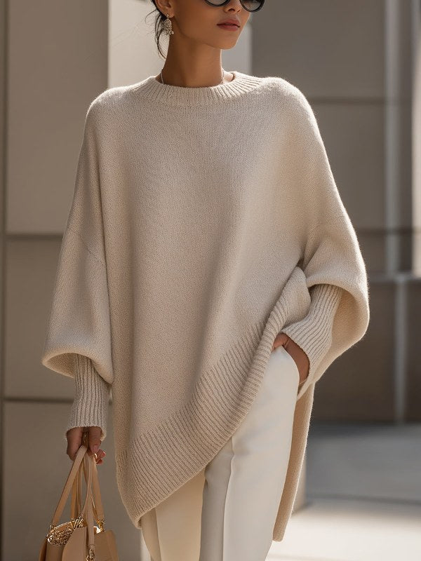 Elegant stickad damponcho i oversize-modell, perfekt för mysig komfort och mångsidigt höstmode.