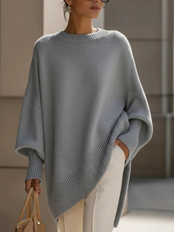 Mångsidig elegant damponcho i stickad oversize-modell, perfekt som mysig damtröja för alla tillfällen.