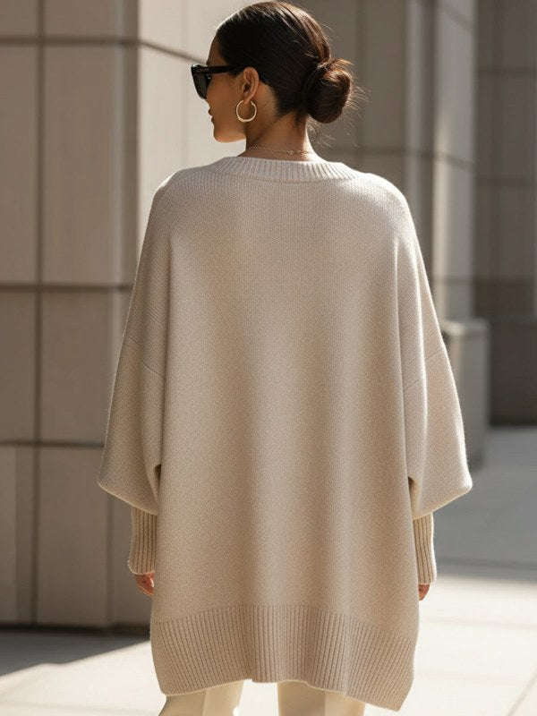 Bekväm stickad damponcho i oversize, en elegant damtröja designad för optimal komfort och stil i vardagen.
