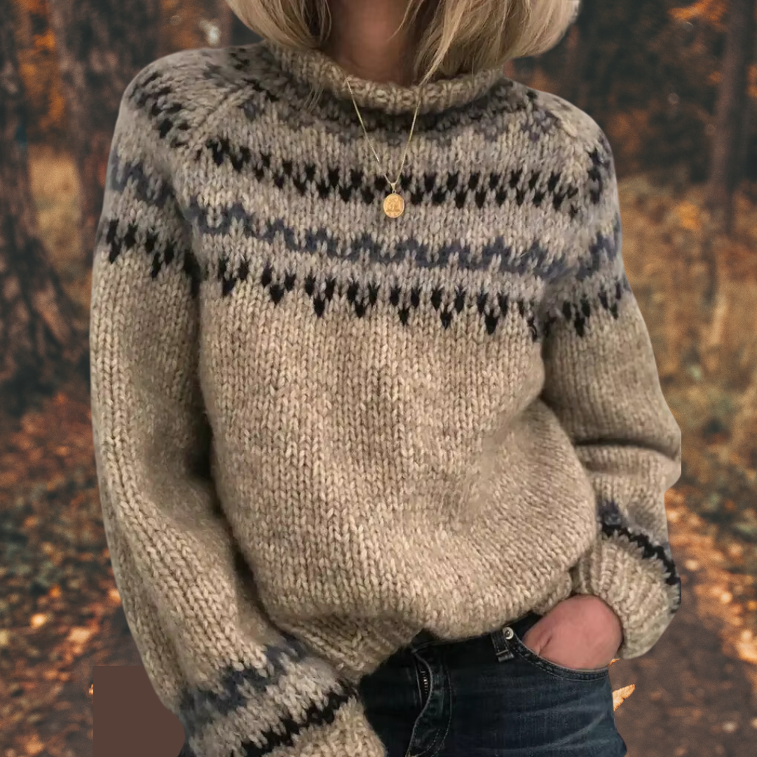 Bekväm damtröja med stilren nordisk mönster, ett elegant fritidsplagg för kalla dagar.