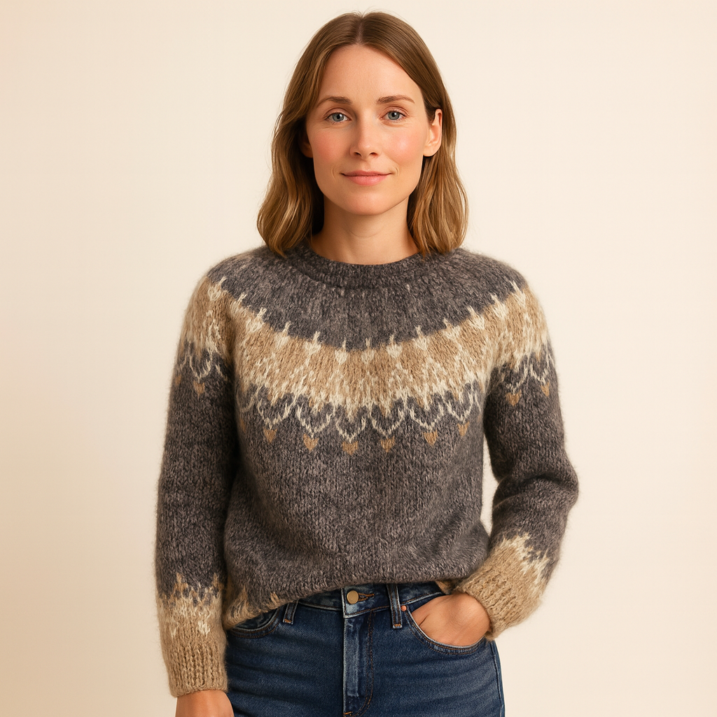 Klassisk stickad damtröja, rundhalsad design. Mångsidig pullover för elegant vardagsmode och bekväm stil.
