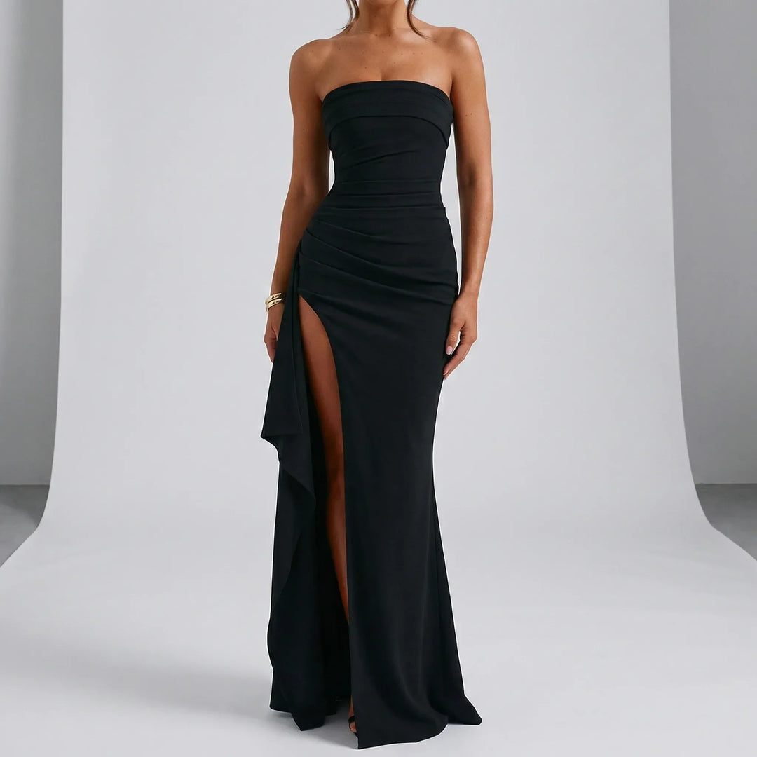 Axelbandslös aftonklänning med chic hög slits. Elegant Stephanie maxiklänning i svart för formella tillfällen.